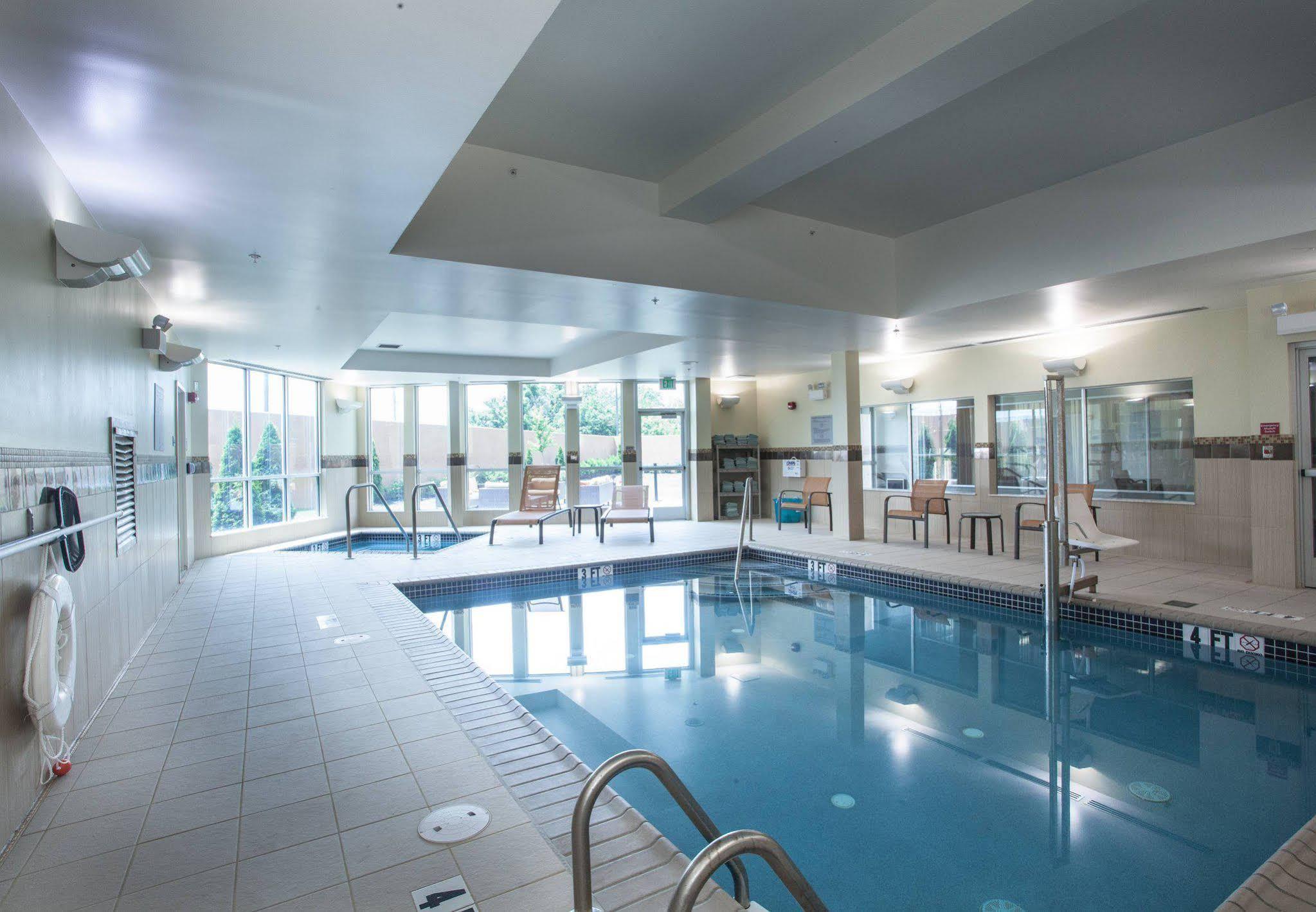 Courtyard By Marriott York Hotel Buitenkant foto