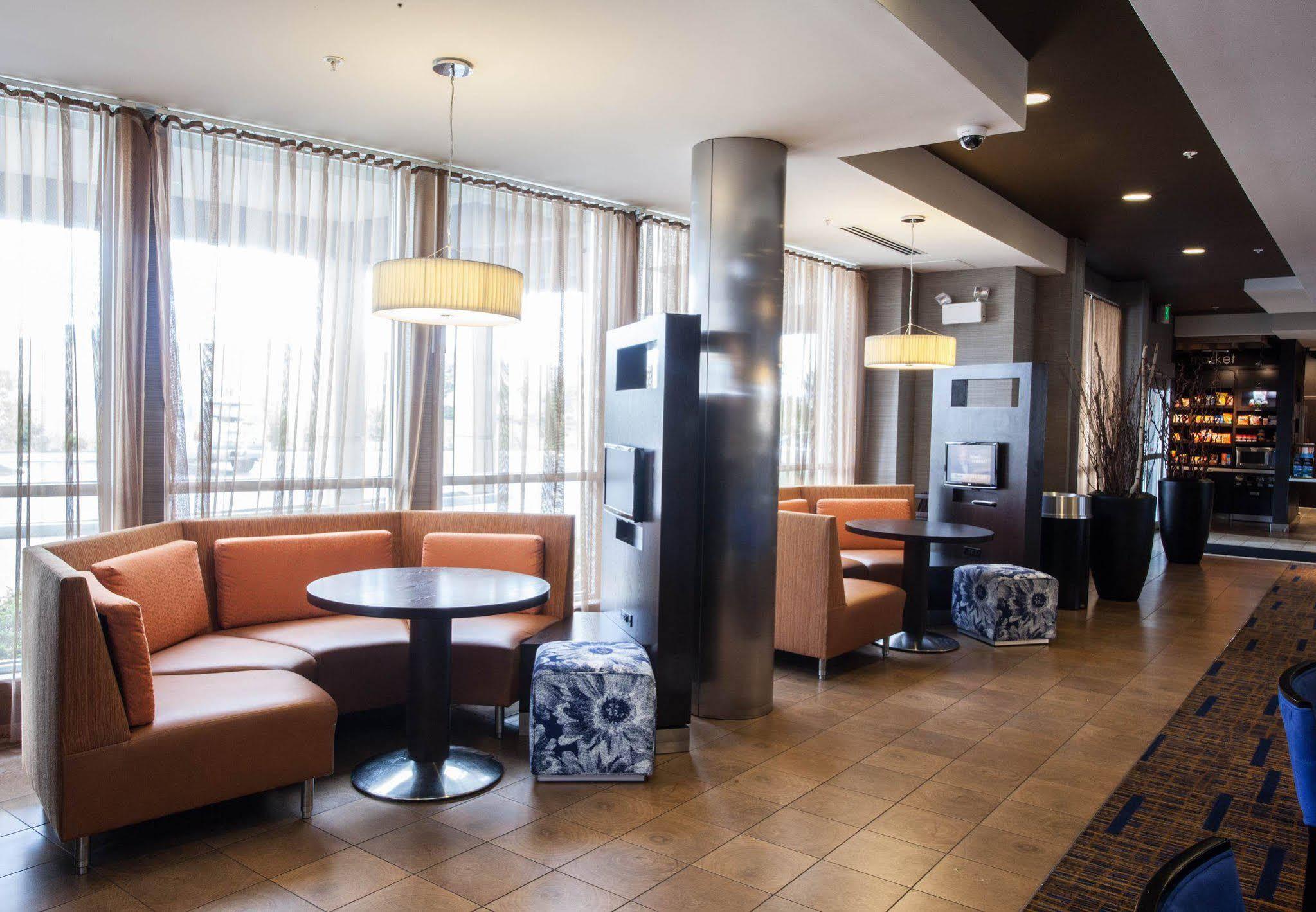 Courtyard By Marriott York Hotel Buitenkant foto
